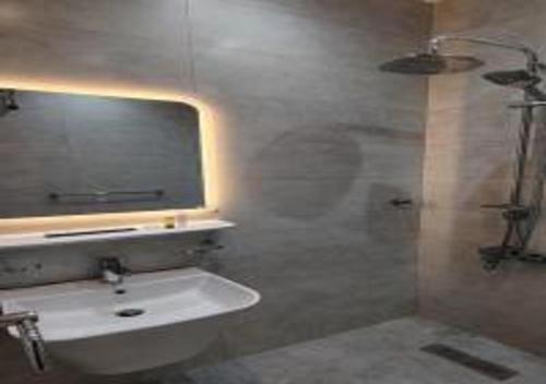 a bathroom with a sink and a shower with a mirror at شقة المطيري in Jeddah