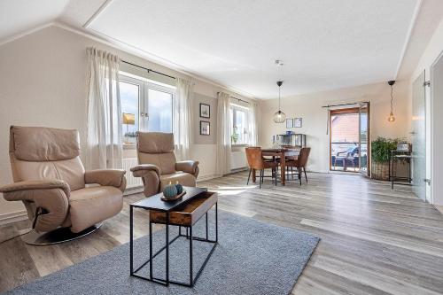 a living room with chairs and a table at Ferienwohnung Harzreich in Seesen