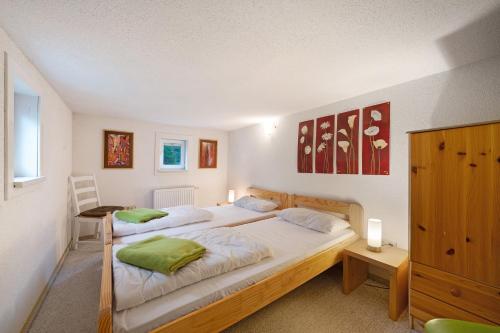 a bedroom with two beds with green pillows at Grünes Ferienhaus in Nassau