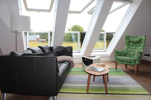 a living room with a couch and two chairs at Ferienwohnung Zur Remise in Stadtlohn