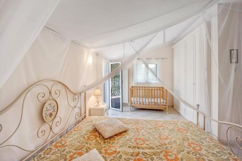 a bedroom with a large bed in a room at Casa Paola e del Poeta in Costa Carnara