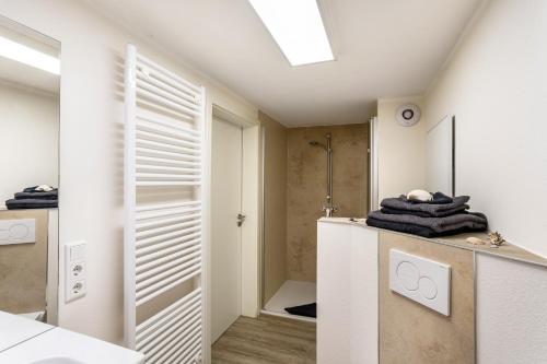 a bathroom with a shower and a sink and a mirror at Ferienwohnung am Mozarthügel in Warstein