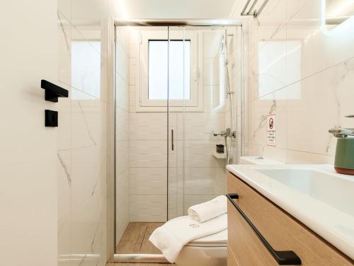Sleek Studio in Voula Center