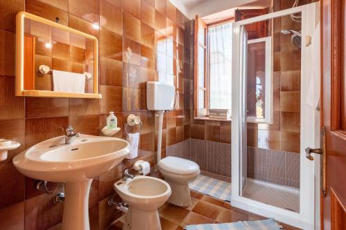 a bathroom with a sink and a toilet and a shower at Casa Viola - a 100 metri dal mare in Trappeto