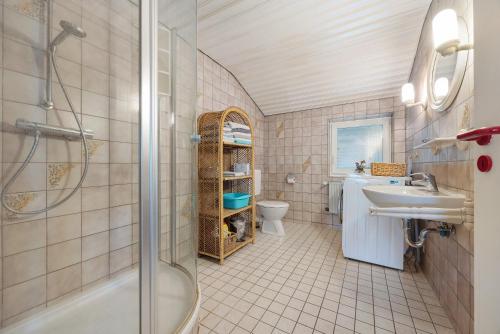 a bathroom with a shower and a sink and a toilet at Ferienwohnungen Kämpenberg in Dingen