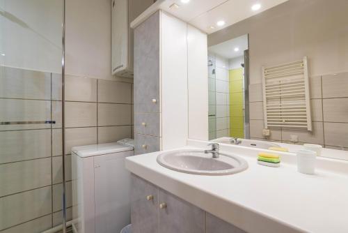 a bathroom with a sink and a mirror at F1 Massif du Canigou in Vernet-les-Bains