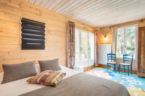 a bedroom with a bed and a table and chairs at Studio - petit déj inclus in Concarneau