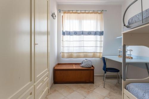 ein Schlafzimmer mit Schreibtisch und Etagenbett in der Unterkunft Casa Sami in Villasimius