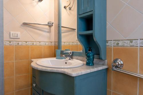 ein Badezimmer mit Waschbecken und Spiegel in der Unterkunft Casa Sami in Villasimius