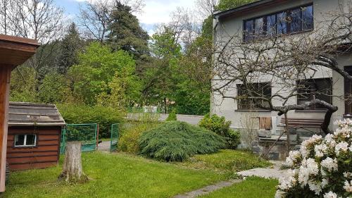 a house with a yard with a bench next to it at Ubytování Líšný in Líšný
