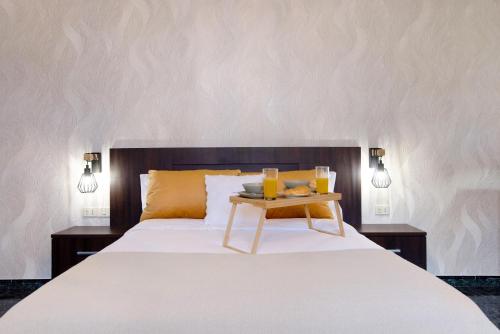 a bed with a table with two drinks on it at Las Monarcas in Teror