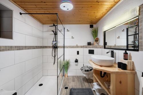 a bathroom with a sink and a shower at Ferienwohnung Steinbühlschlössle in Schönwald
