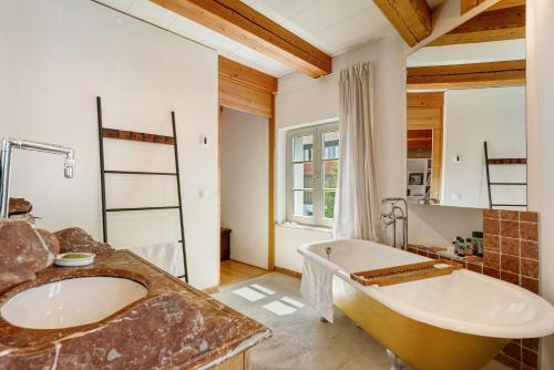 a bathroom with two sinks and a tub at Ferienhaus im Vorwerk Nickern in Dresden