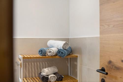 a bunch of towels on a shelf in a bathroom at Apartement Ben´s Auszeit Top 4 in Umhausen