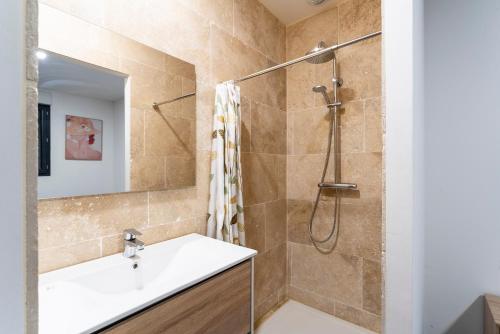 a bathroom with a sink and a shower at Villa Sérénity 10 pers maxi in Mondragon
