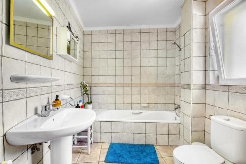 a bathroom with a sink and a tub and a toilet at Casa Rural Prasat in Benirrama