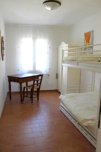 a room with a desk and bunk beds at Re Piano appartamento Le Colline in Modigliana