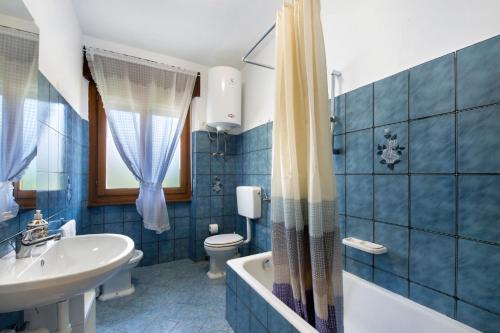 ein Badezimmer mit Waschbecken, Toilette und Badewanne in der Unterkunft Chez Sabrina in Champdepraz