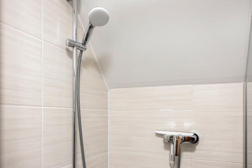 a shower with a microphone in a bathroom at Ferienwohnung Weitblick in Pottenstein