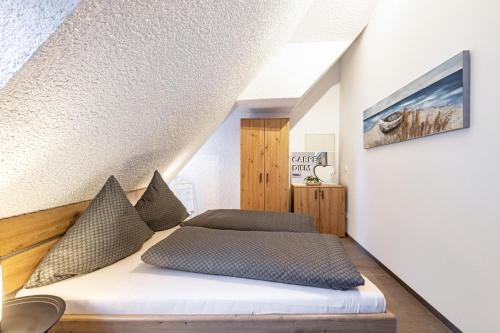 a bedroom with a bed with pillows on it at Ferienwohnung Weitblick in Pottenstein