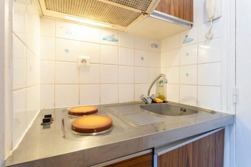a kitchen with two toilets and a sink at Studio Turquoise à 100m de la plage in Bénodet