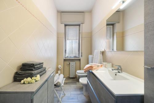 a bathroom with a sink and a toilet and a tub at Giaely in Borghetto Santo Spirito