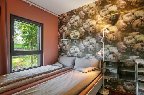 a bedroom with a stuffed teddy bear wall at Ferienwohnung 250m zum Grimnitzsee in Joachimsthal