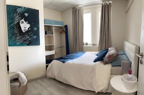 a small bedroom with a bed and a table at Appartement Calina in Freyming