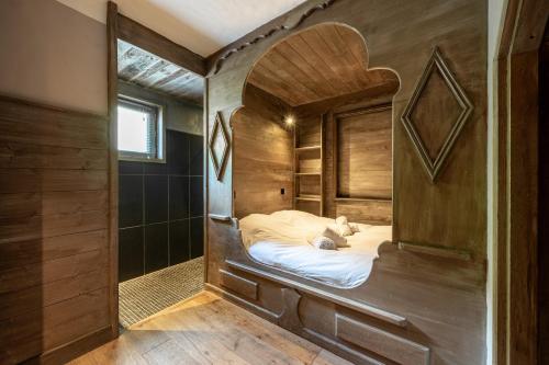 sypialnia z łóżkiem w pokoju z prysznicem w obiekcie Chalet Camillou w mieście Champagny-en-Vanoise