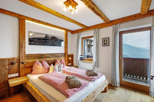 a bedroom with two beds and a window at Galtinerhof in Rodengo