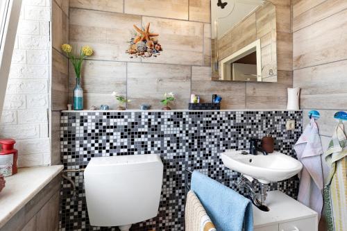 a bathroom with a toilet and a sink at Wohnung Im Hinterhof in Querfurt