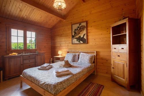 a bedroom with a bed in a wooden cabin at Quinta Do Castelo - Casa de Madeira in Reguengo Grande