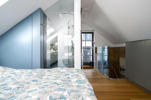a bedroom with a bed and a bathroom at Seezauber in Malchow