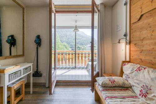 a living room with a door open to a balcony at Studio équipé Avec Balcon Fermé in La Morte
