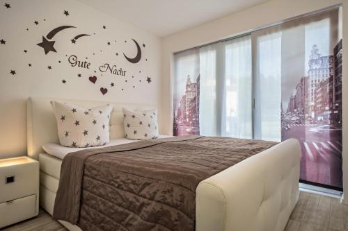 a bedroom with a bed and a window at Familien-Apartment 6 in Meersburg