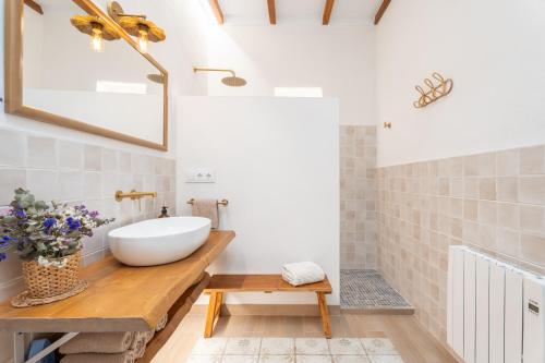 un bagno con lavandino e specchio di Casa Rural Reme a Navarrés