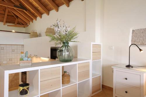 a kitchen with a vase of flowers on a counter at Las Tres Palmeras in Güimar