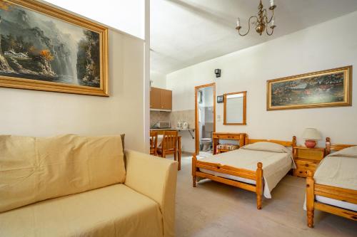 a living room with a couch and a bed at Makis Family Studio in Khionáta