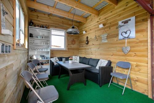 a dining room with a table and chairs at Ferienwohnung Erichsen, Viöl in Viöl