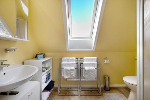 a bathroom with a sink and a window at Ferienwohnung Erichsen, Viöl in Viöl