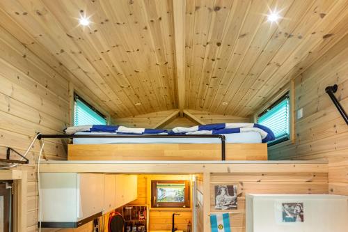 a room with two bunk beds in a tiny house at Tiny House Evita in Lehnin