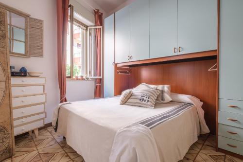 a bedroom with a bed with a wooden headboard at Tyndaris home in Oliveri