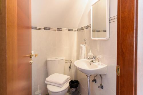 a small bathroom with a toilet and a sink at Duplex vista mar in Yaiza