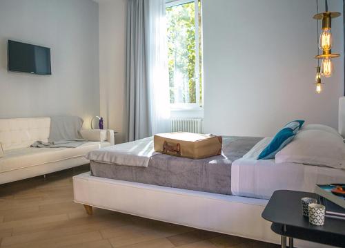 una camera da letto con un letto con una valigia sopra di Milizie 76 Gallery a Roma
