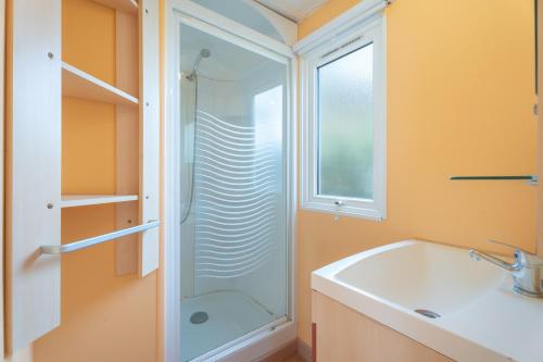 a bathroom with a shower and a sink at Falaguera Bungalow 3 in Bárig
