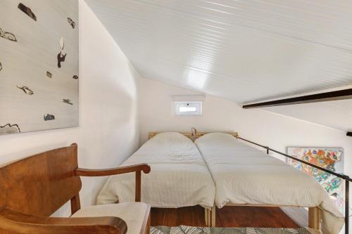 a room with two beds on the stairs at Casa das Cantonas Valada in Valada