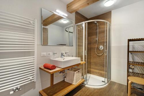 a bathroom with a sink and a shower at Ciasa Irene Dreizimmerwohnung in La Villa