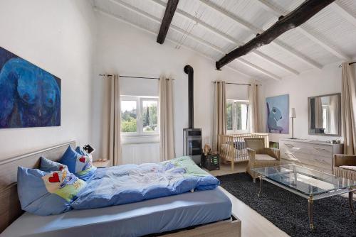a living room with a bed and a glass table at Paradies Ligurien - Imperia in Torre Paponi