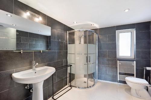a bathroom with a shower and a sink and a toilet at Paradies Ligurien - Imperia in Torre Paponi