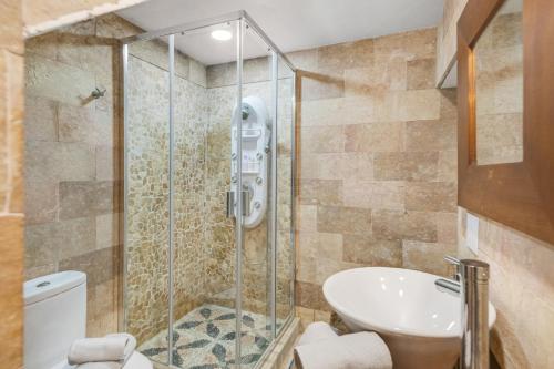 a bathroom with a shower and a sink at Casa Roque in Haría